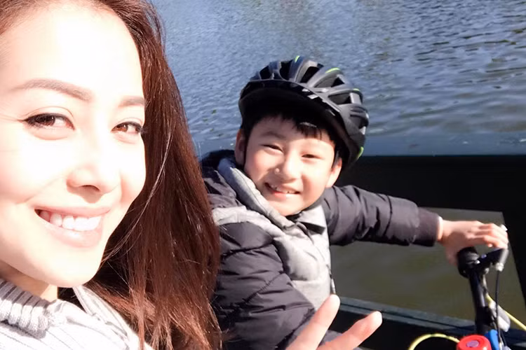 Jennifer Phạm đăng hình ảnh bên con trai kèm chú thích: “Ngày chủ nhật nắng đẹp cùng người yêu bé nhỏ”.