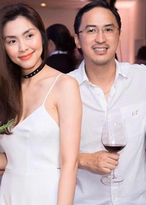 Không ít lần, Tăng Thanh Hà và ông xã mặc trang phục ăn ý khi sánh đôi bên nhau. Tham gia bữa tiệc cưới của một người bạn vào cuối năm 2017, vợ chồng Tăng Thanh Hà - Louis Nguyễn diện trang phục ton sur ton trắng. Ảnh: Thể thao văn hóa