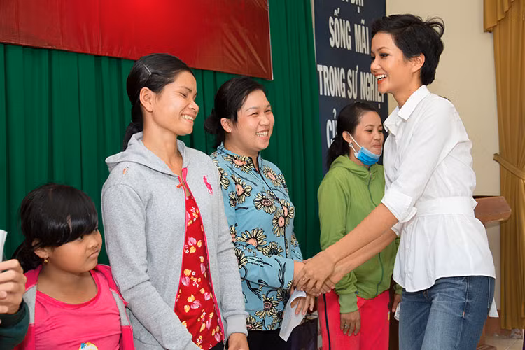 Tiếp tục thực hiện các chương trình cộng đồng, ngày 13/2, H’hen Niê sẽ trở lại thị xã Bảo Lộc, tỉnh Lâm Đồng để trao quà cho các em nhỏ.