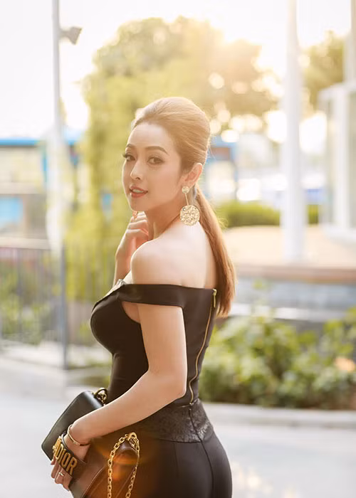 Tham dự sự kiện, người đẹp sinh năm 1985 đầu tư kỹ lưỡng về trang phục lẫn phụ kiện.