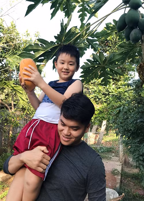 Chồng trẻ của Lê Phương còn hết mực cưng chiều con trai riêng của vợ - bé Cà Pháo.