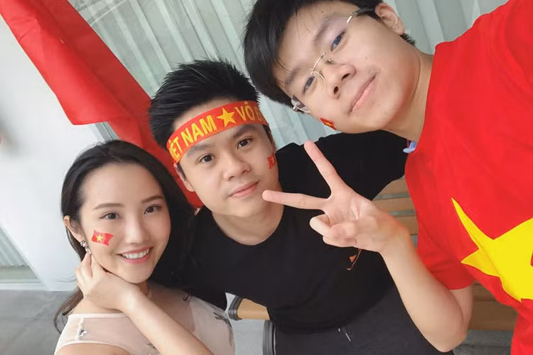 Chàng thiếu gia còn tuyên bố tạm dừng vui chơi trong một tuần để ở bên bạn gái xinh đẹp.