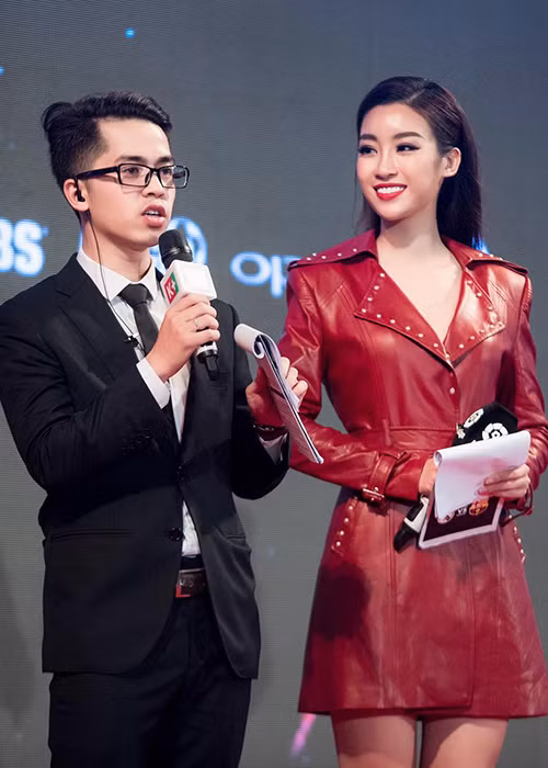 Đỗ Mỹ Linh cũng thử sức làm MC. Trước mỗi sự kiện, cô đều có sự chuẩn bị kỹ lưỡng.