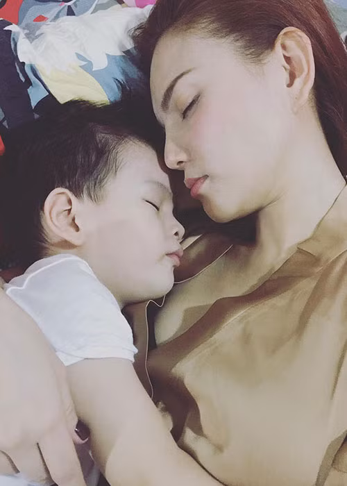 Sau biến cố hôn nhân, giọng ca “Kẹo ngọt” đã dồn tất cả tình thương để bù đắp cho cậu con trai.