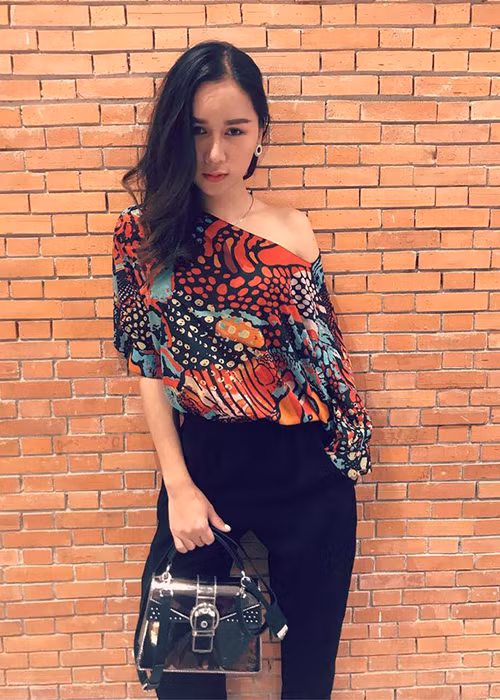 Longsy sở hữu vẻ đẹp sắc sảo cùng phong cách thời trang gợi cảm.