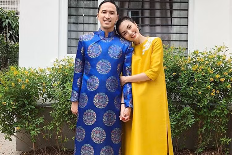 Vợ chồng Tăng Thanh Hà đang hạnh phúc bên 2 nhóc tì kháu khỉnh. Ảnh: FBNV