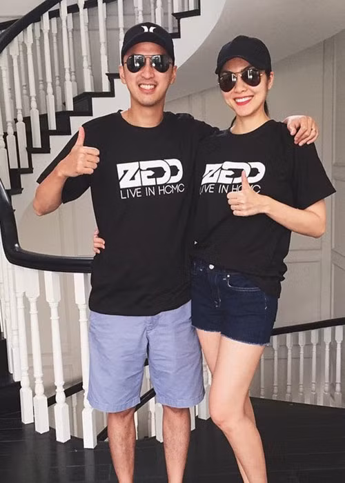 Nữ diễn viên và ông xã diện áo đôi và mũ đôi. Ảnh: FBNV