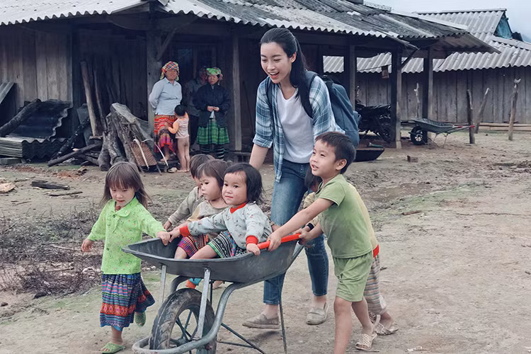 Hình ảnh Đỗ Mỹ Linh thực hiện dự án nhân ái gây xúc động. Đông đảo khán giả gửi lời động viên cô.