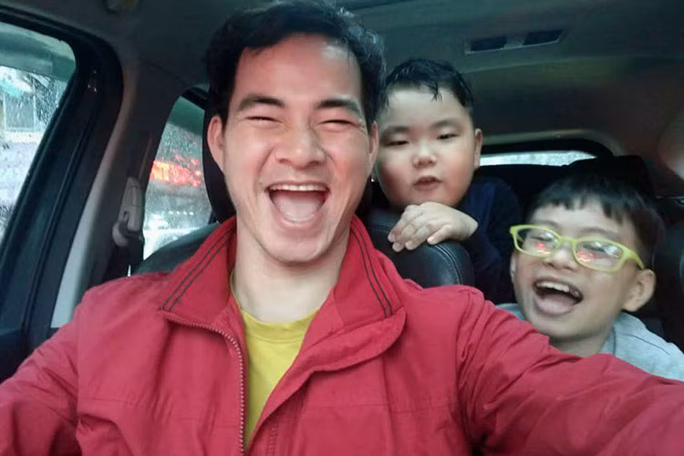 Xuân Bắc tươi rói bên hai cậu con trai cưng của mình.