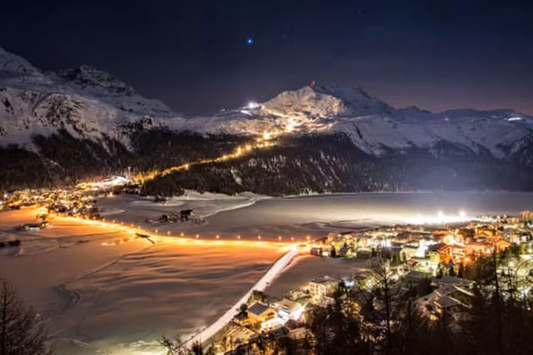 8. Con đường uốn lượn ở St. Moritz: St. Moritz là một trong những con dốc sầm uất nổi tiếng ở Thụy Sỹ, nơi này còn được biết đến như điểm vui chơi hàng đầu ở châu Âu. Những khu trượt tuyết ở đây mở cửa từ 7h sáng cho đến 2h đêm. Các gói dịch vụ đặc biệt vào ngày lễ tình nhân của khách sạn Kulm Hotel St. Moritz dành cho các cặp đôi rất lãng mạn. Giá: 10.500$/cặp đôi