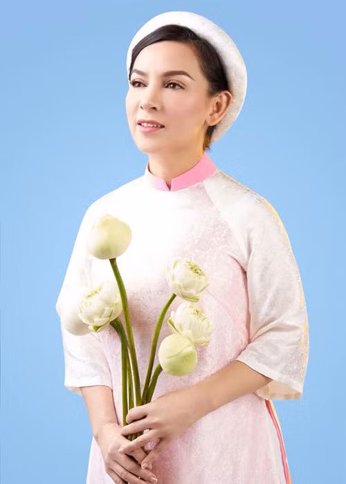Phi Nhung dịu dàng với áo dài, áo bà ba giản dị.
