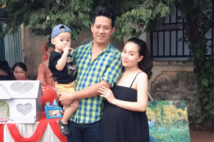  Hình ảnh Lê Nam bên vợ và các con ngoài đời.
