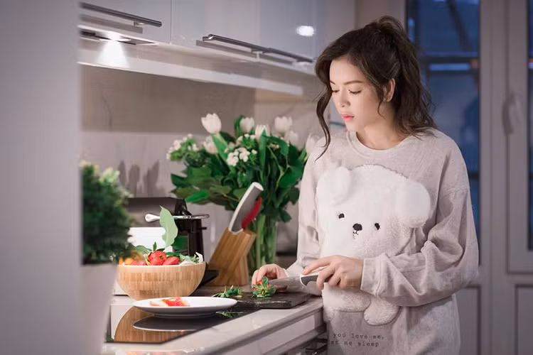 Nữ diễn viên 8X đích thân vào bếp nấu ăn. Ảnh: FBNV