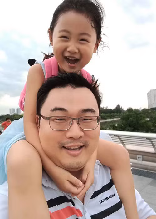 Hoa hậu Hương Giang tâm sự về ông xã: “Khi mình đang bị stress thì bạn ấy chỉ lo lắng cho sức khoẻ của mình, nói "take it easy" (tạm dịch: thỏa mái đi) mà không một lời trách. Cũng chỉ cần có một người như thế làm bạn suốt đời mà thôi”.