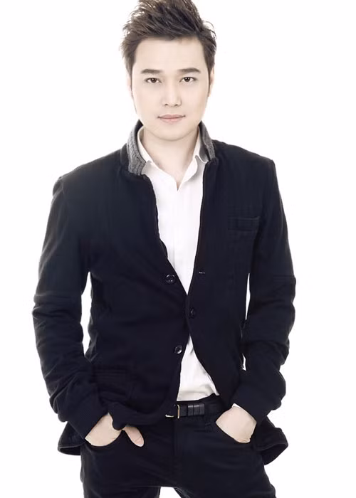 "Hoàng tử sơn ca" được mệnh danh là nam ca sĩ níu giữ được tuổi thanh xuân lâu nhất. Dù đã ở ngưỡng tuổi 36 nhưng anh chàng vẫn trông rất trẻ, và vẫn lẻ bóng sau nhiều cuộc tình sâu đậm.