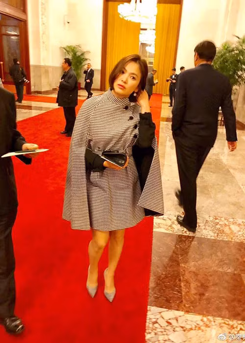 Nữ diễn viên phim "Hậu duệ của mặt trời" đẹp mặn mà, sang chảnh tại một sự kiện. Ảnh: Weibo