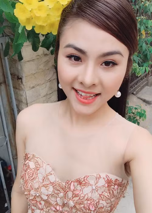 Vân Trang bận rộn làm MC cho một talkshow và quay phim.