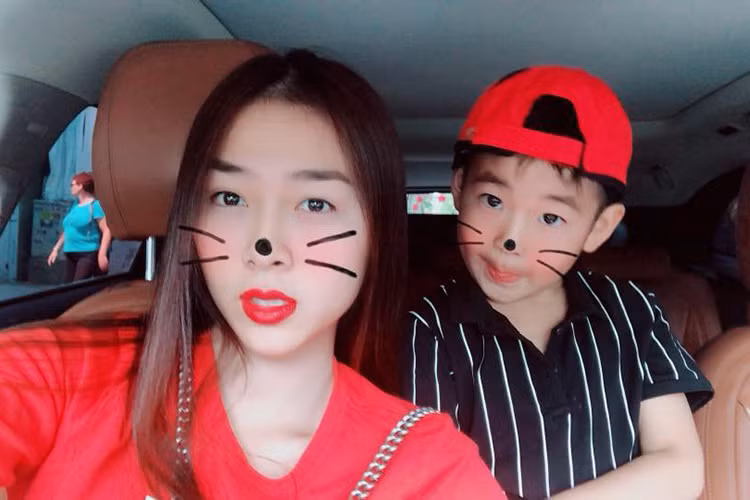 Diệp Bảo Ngọc nhí nhảnh bên con trai.
