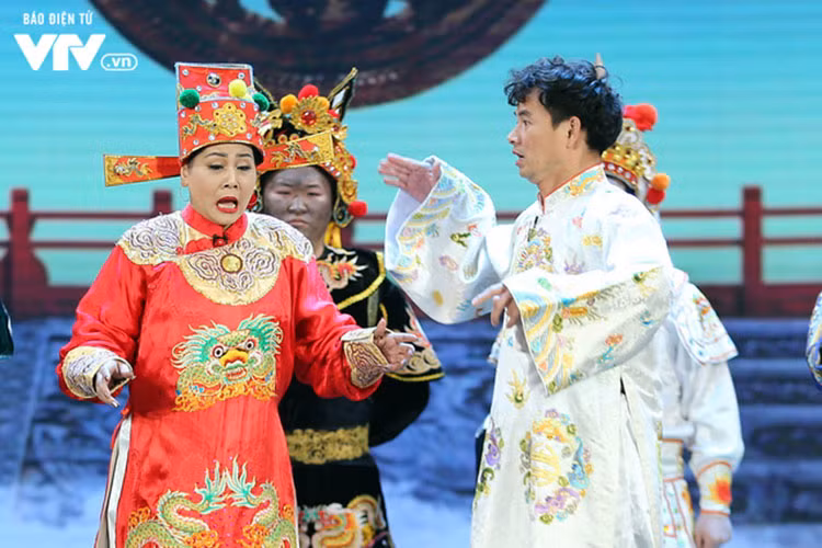 Đóng vai Nam Tào trong Táo quân 2018, nghệ sĩ Xuân Bắc khoác lên mình bộ trang phục màu trắng thêu họa tiết sặc sỡ. Ảnh: VTV
