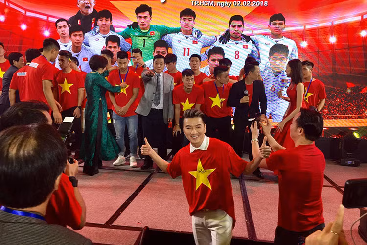 Đàm Vĩnh Hưng từng chia sẻ khi gặp U23 Việt Nam: "Mấy chú em cầu thủ cực kỳ dễ thương! Có em còn gọi tôi là soái ca tới kìa! Có em nói cám ơn .... chú đã ủng hộ bọn cháu!".