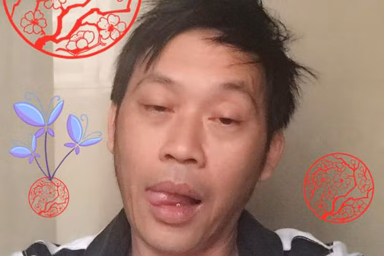 Sao Việt Hoài Linh chia sẻ: “Tết rồi, vui quá là vui. Một năm em chỉ chờ Tết để được đi mua sắm thôi. Gương mặt rạng rỡ đi mua sắm Tết”.