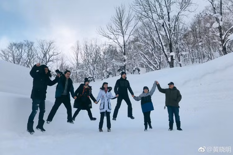 Ngoài con trai, Huỳnh Hiểu Minh và Angelababy còn đưa bố mẹ hai bên và em trai của Angelababy đi du xuân. Ảnh: Weibo