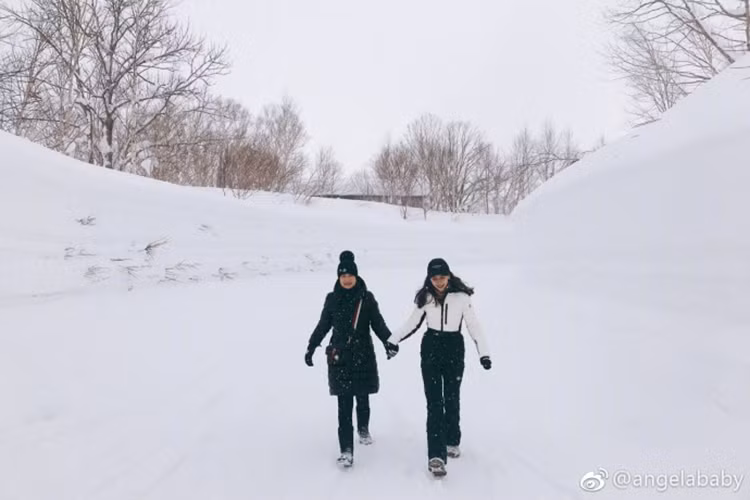Đăng ảnh bên mẹ, Angelababy để lại dòng chú thích: "Dắt tay mẹ, cùng nhau đi, bảo vệ mẹ". Ảnh: Weibo