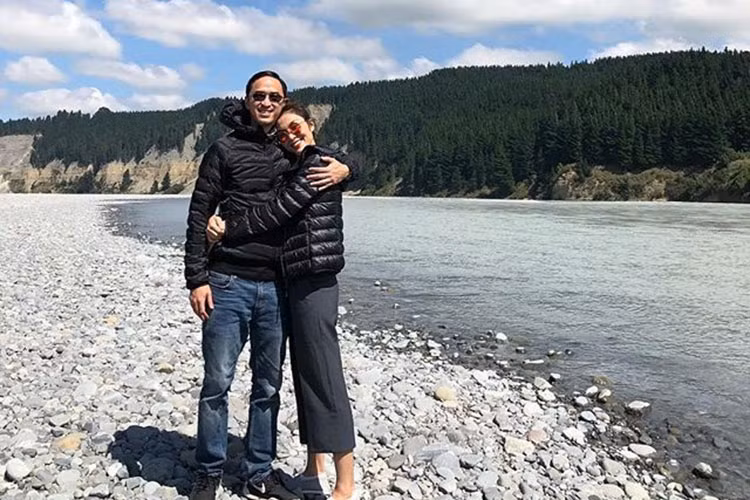 Du xuân ở New Zealand, vợ chồng Hà Tăng diện áo khoác đôi. Ảnh: FBNV