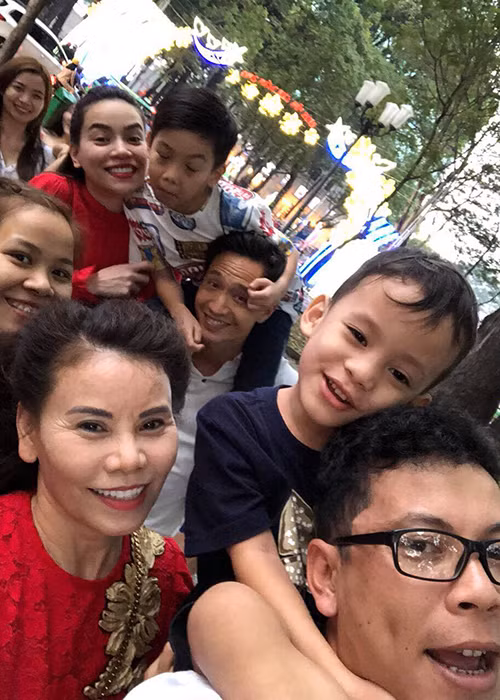 Hồ Ngọc Hà - Kim Lý là cặp đôi đẹp của làng giải trí Việt. Gần đây, khi du xuân cùng gia đình của bạn bè, Kim Lý không ngần ngại cõng bé Subeo - con trai của Hà Hồ trên vai. Ảnh: FBNV