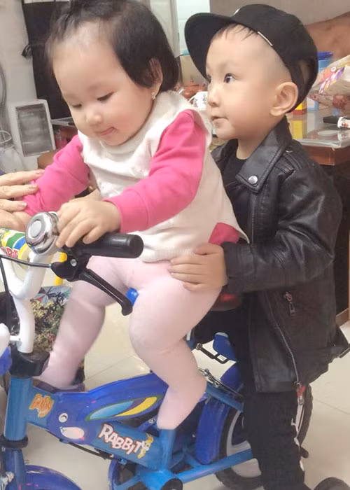 Con gái của Tuấn Hưng xinh xắn, đáng yêu. Trước bé Son, Tuấn Hưng và Thu Hương đã có cậu con trai Su Hào.