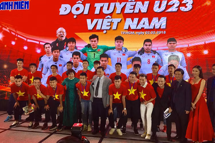 Mr Đàm chụp ảnh cùng dàn cầu thủ của U23 Việt Nam và các khách mời của sự kiện vào tối ngày 2/2.