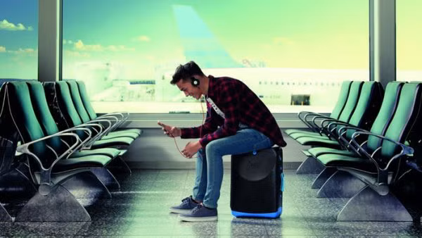 3. Nếu bạn nhìn thấy mọi người ngồi trên vali của họ ở sân bay, điều đó không có nghĩa là họ luôn mệt mỏi. Ở Nga, một số người tin rằng ngồi trên hành lý của bạn trước chuyến đi sẽ mang lại may mắn.