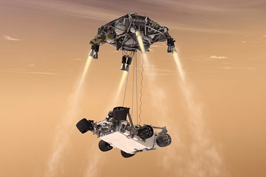 Curiosity không phải là robot duy nhất hoạt động trên bề mặt sao Hỏa. Tàu đổ bộ InSight của NASA đã theo dõi các trận động đất trên sao Hỏa kể từ khi hạ cánh vào tháng 11.2018 và tàu thăm dò Perseverance của cơ quan này đã hạ cánh vào tháng 2 vừa qua bên trong miệng núi lửa Jezero rộng 45 km.