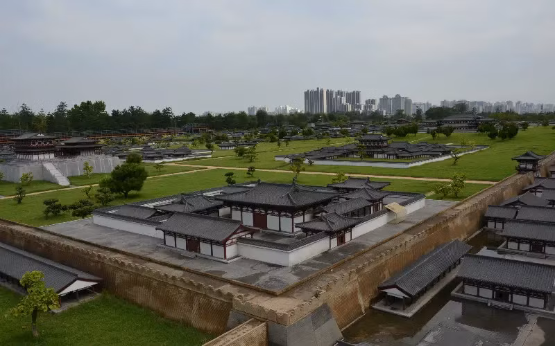 Đường trục chính của Đại Minh cung phân bố 3 cung điện lớn: Hàm Nguyên điện, Tuyên Chính điện, Tử Thần điện, hợp thành Tam đại điện.