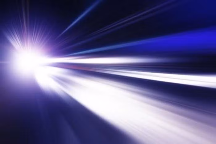 "Định nghĩa mới bảo toàn mệnh đề vốn có của Einstein về sự không đổi của tốc độ ánh sáng trong chân không ngay cả đối với những người quan sát siêu sáng", nhà vật lý từ Đại học Warsaw (Ba Lan) cho biết.
