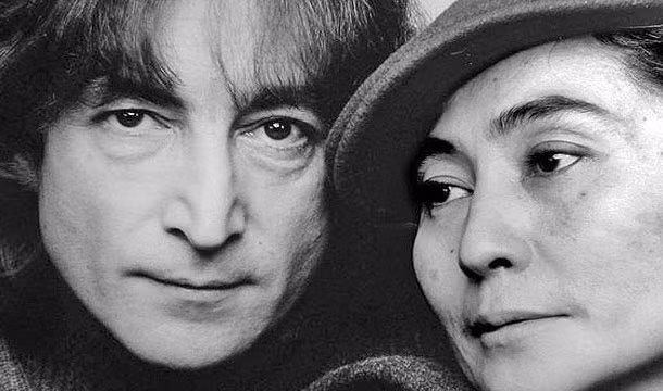 10. Kẻ ám sát ca sĩ, thành viên của ban nhạc huyền thoại The Beatle – John Lennon là sát nhân Mark David Chapman. Điều trùng hợp đáng ngạc nhiên đó là nam diễn viên thủ vai John Lennon trong một bộ phim về huyền thoại âm nhạc này có tên giống sát nhân đã giết hại ca sĩ này là Mark Chapman.