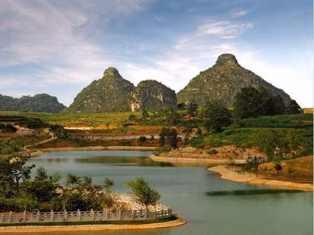  1. Bí ẩn lời nguyền núi Song Nhũ Phong: Song Nhũ Phong ở tỉnh Sơn Đông là địa danh thu hút nhiều du khách bởi ngoại hình đặc biệt giống như bầu ngực của người phụ nữ. Phía Tây ngọn núi có tấm bia ghi: “Trước thôn có ngọn Song Nhũ Phong, mặc dù tầm vóc không to lớn nhưng cũng mang lại bình an cho dân làng, giữa thôn này và ngọn núi có mạch nối nếu động vào mạch này, tai họa khôn lường”.
