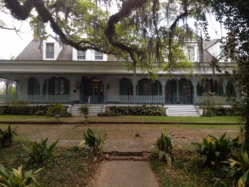 Đồn điền Myrtles nằm trên đường Francisville ở thành phố Baton Rouge thuộc tiểu bang Louisiana, Mỹ. Khu đồn điền hơn 200 năm tuổi được xây dựng từ năm 1796 bởi David Bradford - một giáo sư ngành luật. Nơi đây từng là mái ấm của một gia đình nhưng đến nay chỉ còn là một địa danh được đồn đại về những bóng ma đầy bí ẩn.