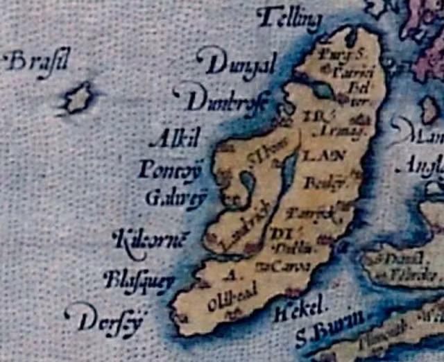 Năm 1436, đảo Hy-Brasil được gọi là “Sola De Brasil” trên tấm bản đồ của Andrea Bianco sống ở Venetian, Italy. Nó xuất hiện trở lại vào năm 1595 trong các bản đồ vẽ châu Âu của Abraham Ortelius và Gerardus Mercator. Trên những tấm bản đồ này, hòn đảo thường được vẽ tại những địa điểm hơi khác nhau theo thời gian.