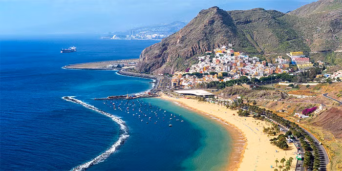 Đảo Tenerife là một trong những hòn đảo lớn nhất của quần đảo Canary. Nơi đây được mệnh danh "mùa thu vĩnh cửu" bởi vẻ đẹp lãng mạn, ngỡ như lạc bước vào miền cổ tích.
