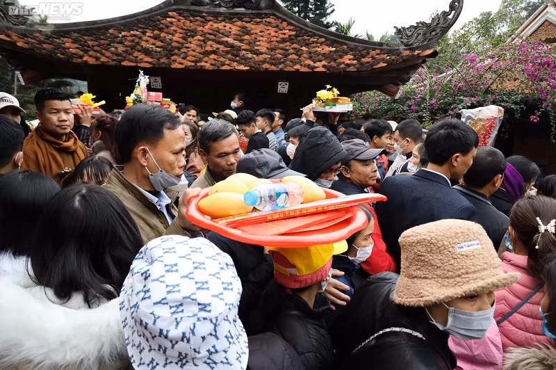 Ông Nguyễn Bá Hiển, trưởng Ban quản lý Khu di tích thắng cảnh Hương Sơn, cho biết tính đến 12h ngày 27/1, chùa Hương đã đón hơn 30.000 lượt khách về tham quan, vãn cảnh. Dự kiến trong ngày khai hội, khu di tích này sẽ đón trên 40.000 người dân, du khách về dự hội.