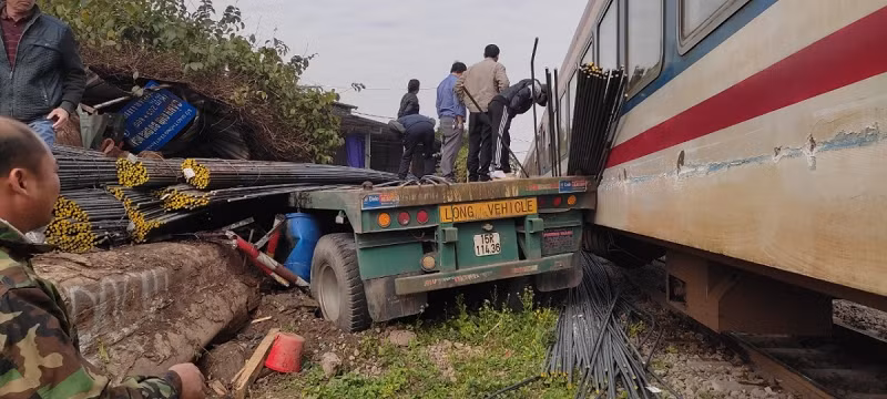 Xe đầu kéo bất cẩn va chạm với tàu hỏa tại Hà Nội - Hình 2 Xe dau keo bat can va cham voi tau hoa tai Ha Noi-Hinh-2