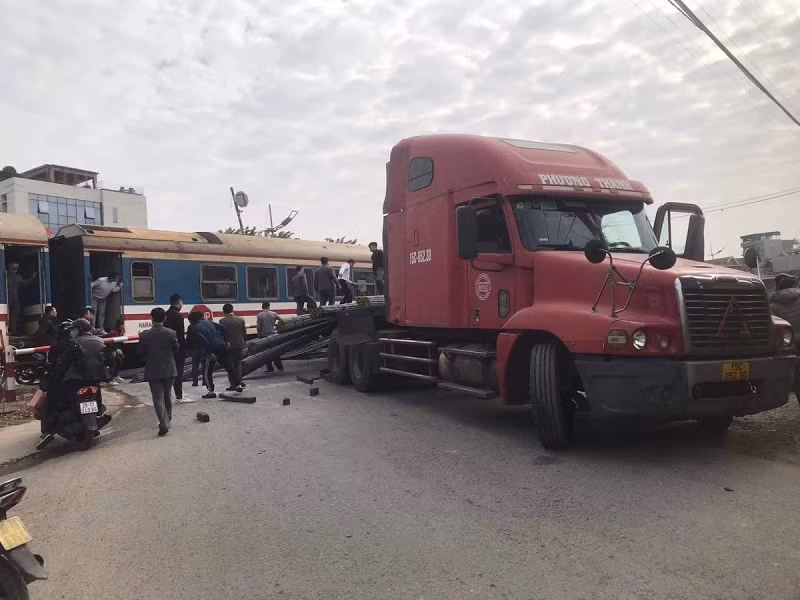 Xe đầu kéo bất cẩn va chạm với tàu hỏa tại Hà Nội Xe dau keo bat can va cham voi tau hoa tai Ha Noi