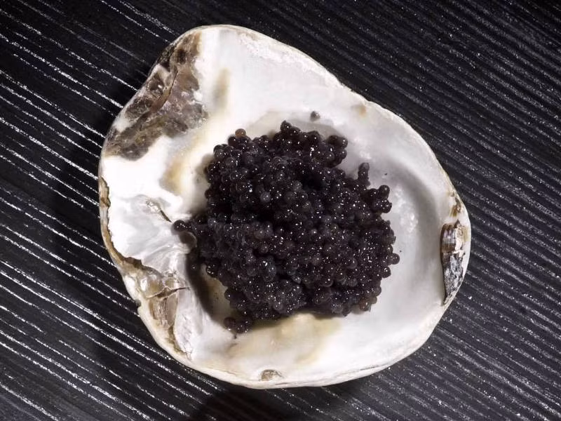  2. Trứng cá tầm muối Iran 35 USD/gram - 1.000 USD/ounce (28 gram): Món ăn cao cấp này được ăn nguội và dùng như một loại đồ ăn khai vị kèm theo bánh quy hay bánh mỳ.