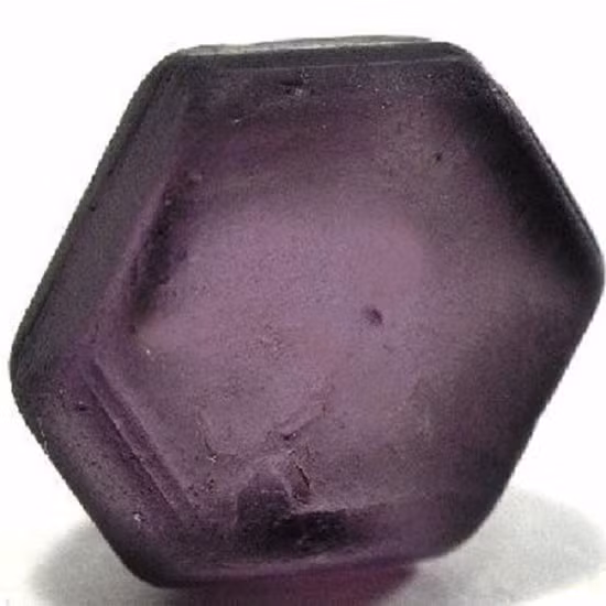  9. Đá quý Taaffeite: 20.000 USD/gram (423,5 triệu VNĐ/gram): Được phát hiện năm 1945, Taaffeite thu hút những người "sành" đá quý bởi màu tím huyền bí và sang trọng của nó. Và hiển nhiên, Taaffeite được xem như là một trong những loại đá quý đắt tiền nhất hiện nay.