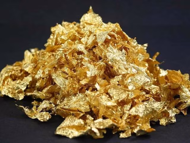 3.Vàng 39,81 USD/gram (khoảng 905 nghìn/gram): Chắc chắn vàng là một thứ trang sức vô cùng quý giá ai cũng muốn sở hữu. Ngoài công dụng làm đẹp cho con người, vàng còn có thể được ứng dụng trong nhiều thứ nhờ tính dẫn điện và khả năng chống ăn mòn.