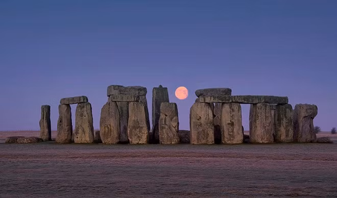  3. Stonehenge: Là công trình của một số nền văn hóa khác nhau và được xây dựng theo từng giai đoạn trong nhiều thiên niên kỷ, Stonehenge là một trong những di tích bí ẩn nhất của nhân loại.