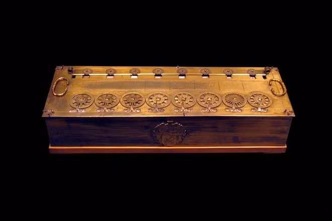  2. Pascalina, còn được gọi là máy số học, nó là máy tính đầu tiên được sản xuất, sau này trở thành một bộ máy được công chúng sử dụng. Pascalina nhận được tên từ nhà phát minh của mình, Blaise Pascal.