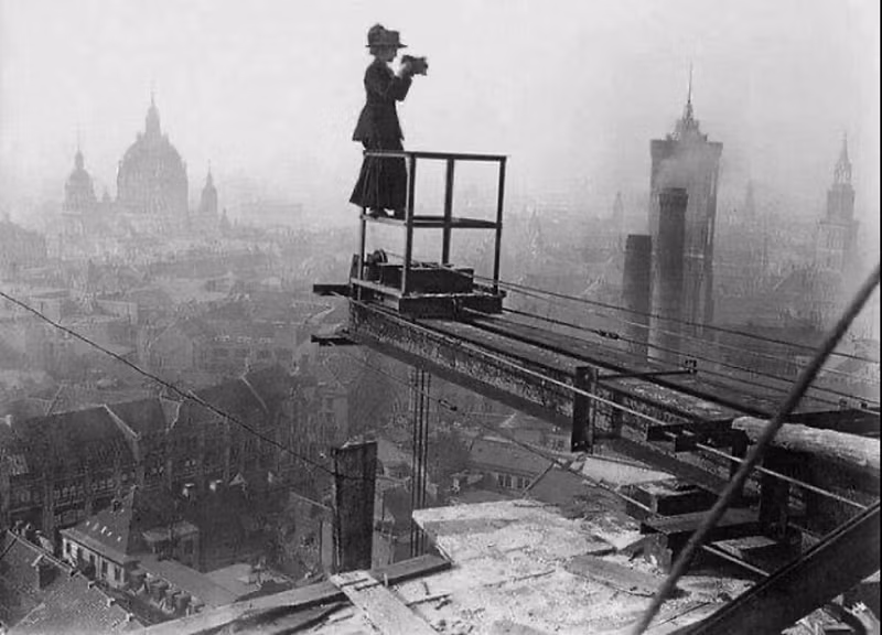 Để cho ra những bức hình từ trên cao vào năm 1912 phải nói rất kì công khi người phụ nữ phải đứng “trên không” để chụp.