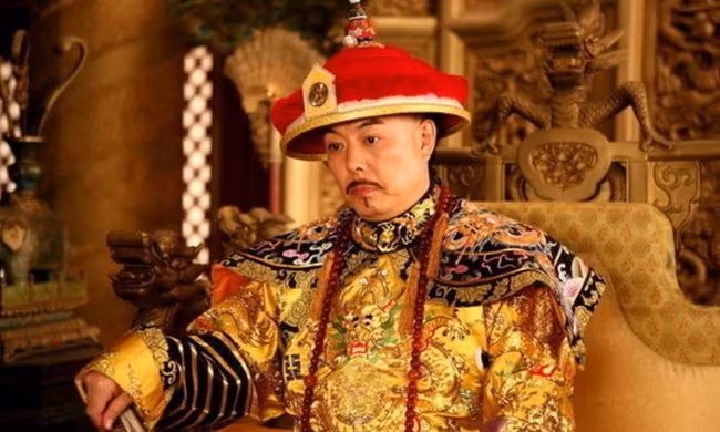 Nhân vật duy nhất dám mặc long bào của Càn Long trong Tử cấm thành Nhan vat duy nhat dam mac long bao cua Can Long trong Tu cam thanh